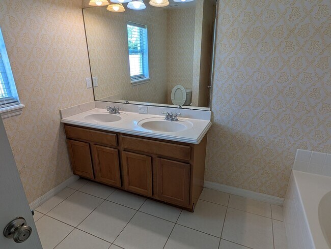 Building Photo - BEAUTIFUL 4 Bed 2.5 Bath Home For Rent in ...