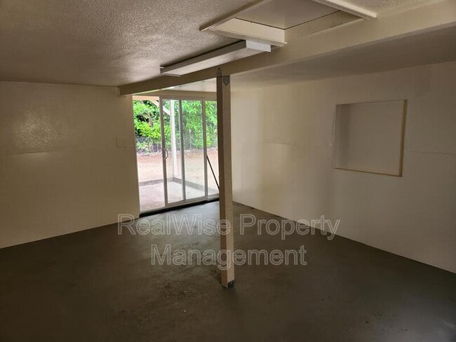 Building Photo - 345 W Birch Ct