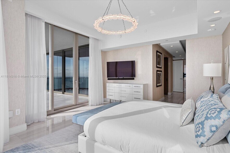 Building Photo - 17901 Collins Ave