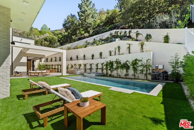 Building Photo - 10950 Verano Rd