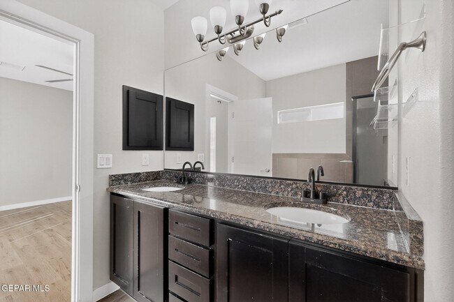 Building Photo - 320 S Manzanita Dr