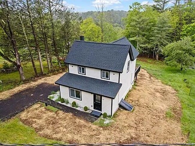 Building Photo - Fully Renovated 3BR Retreat on Highland La...