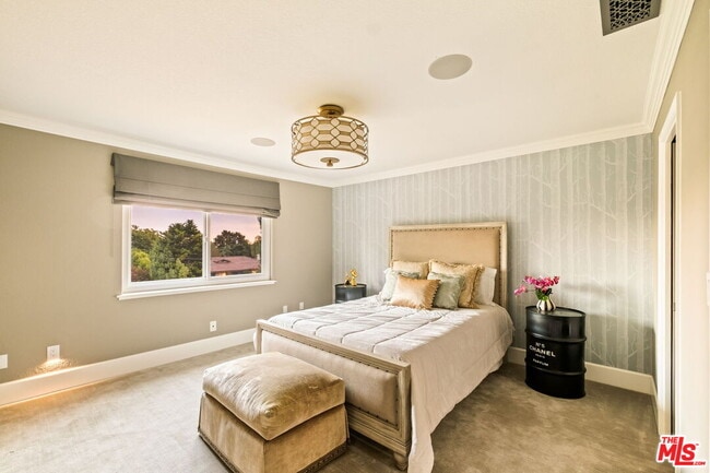 Building Photo - 1047 E Pomello Dr