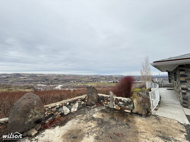 Building Photo - Beautiful 3-Bedroom Stunning Stone Home with Breathtaking Valley Views!