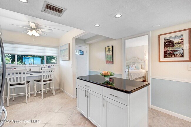 Building Photo - 1101 S Miramar Ave