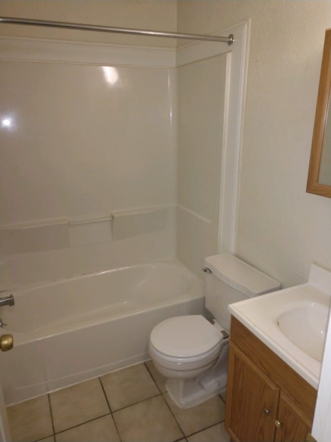 Building Photo - 2677 Shoreland Ave