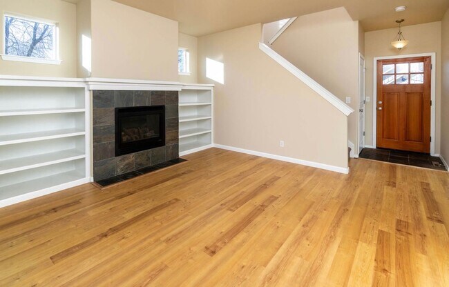 Building Photo - Welcome Home to Comfortable Bend Living