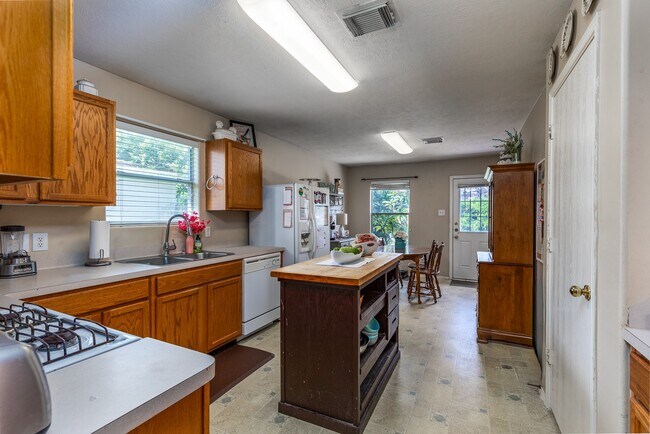 Building Photo - 24027 Kingbriar Dr