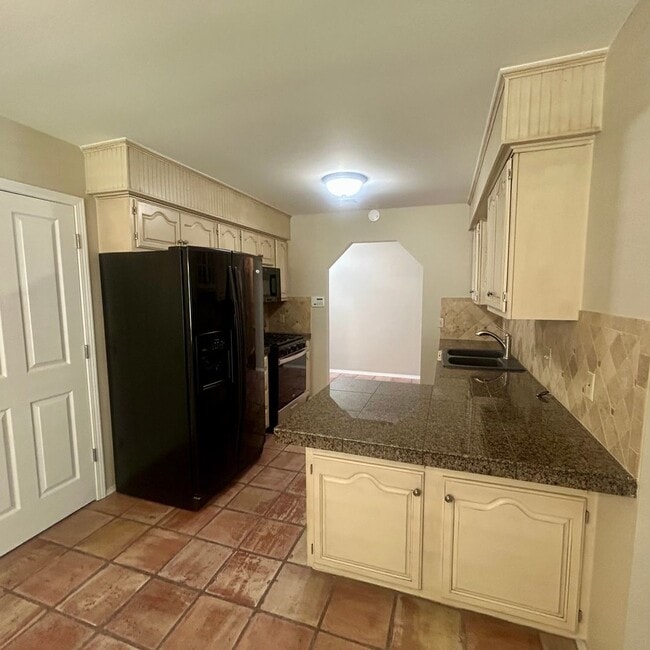Building Photo - Enjoy Coming Home To This Beautiful and Well Maintained Home Close To Shopping, Restaurants & More!