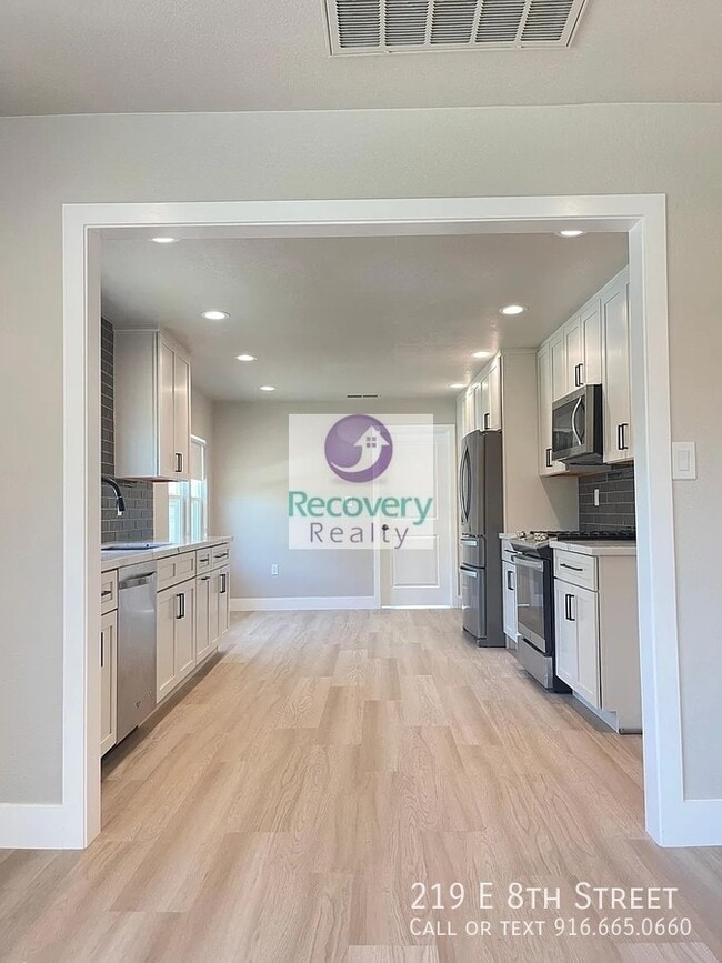 Building Photo - 219 E 8th St