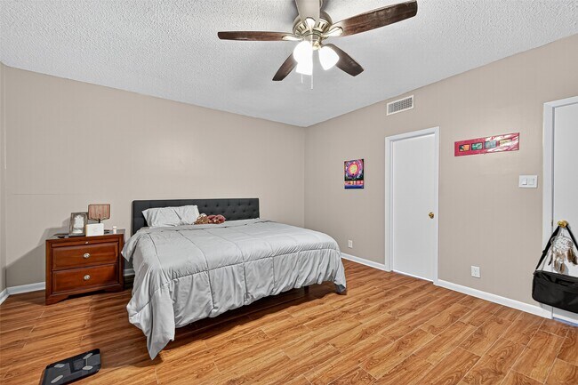 Building Photo - 7655 S Braeswood Blvd