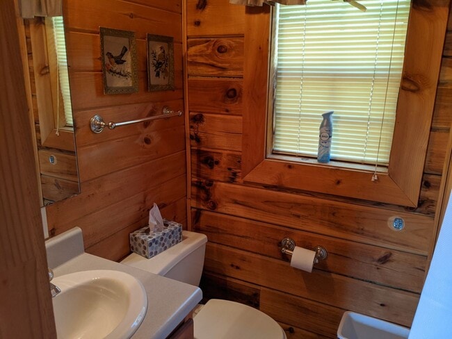 Building Photo - 2 Bed 1 Bath Cabin- All Utilities Included...