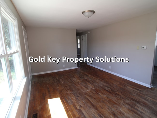 Building Photo - Eastside 3 BR 1 BA House with Garage and Central Air (SECTION 8 APPROVED)