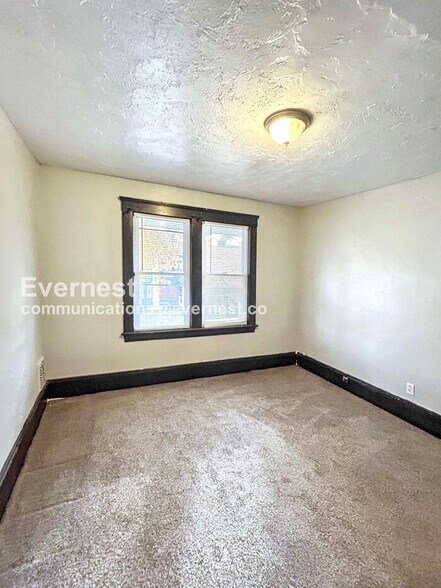 Building Photo - 10911 Hathaway Ave