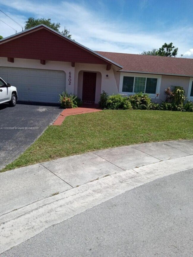Building Photo - 6802 SW 34th Ct