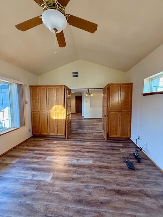 Building Photo - Lovely NE 3 Bedroom Home w/Large Yard & Mowing Included!