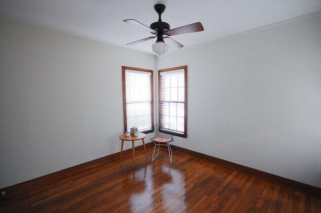 Building Photo - 407 E Annie St