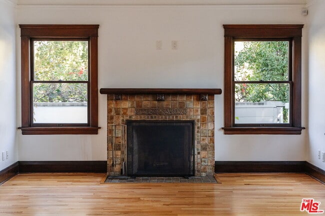 Building Photo - 2027 Canyon Dr