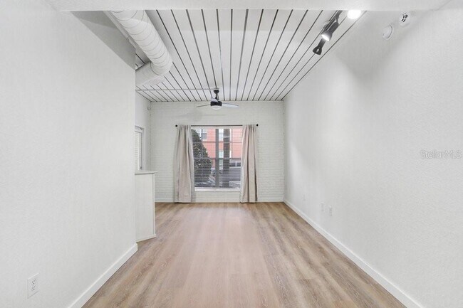 Building Photo - 2440 W Horatio St