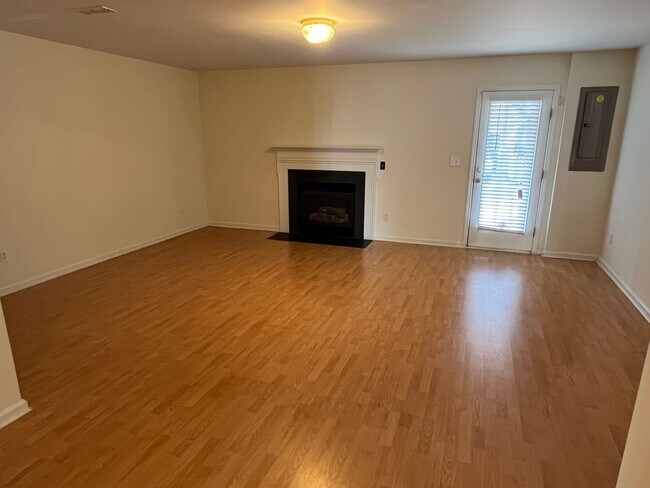 Building Photo - 3 Story, 3 Bedroom Townhome in Ballantyne
