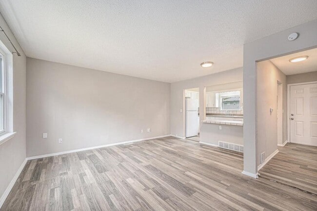 Building Photo - 221 N Oak Dr