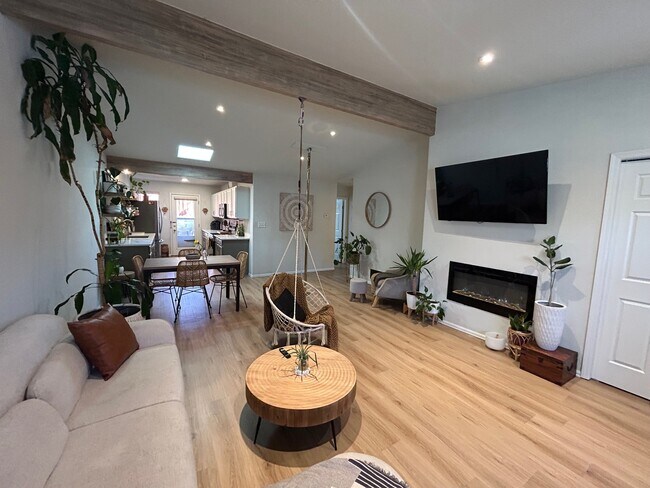 Building Photo - 1347 E Parkway Dr