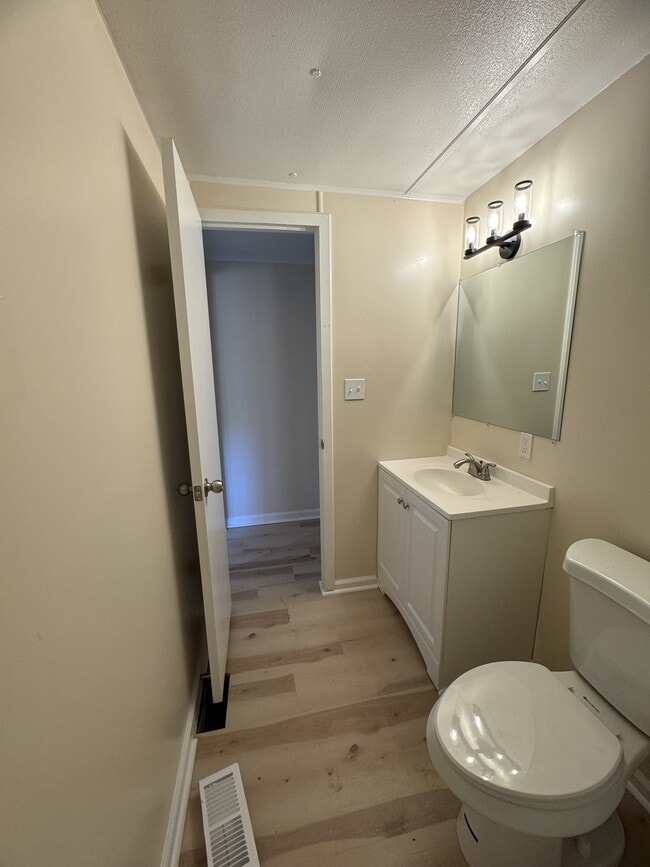 Building Photo - 2717 Hayes Dr