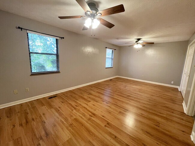 Building Photo - Large 2 bedroom townhome in East Knoxville!