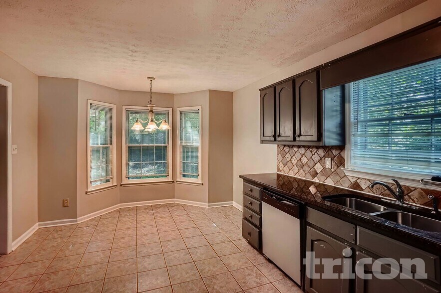 Building Photo - 5 Meadow Green