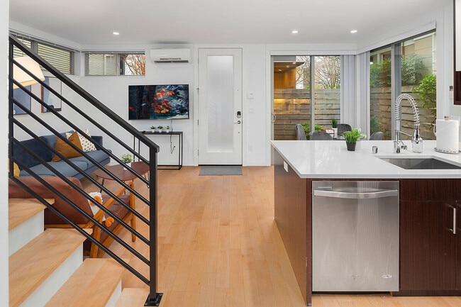 Building Photo - 1106 12th Ave