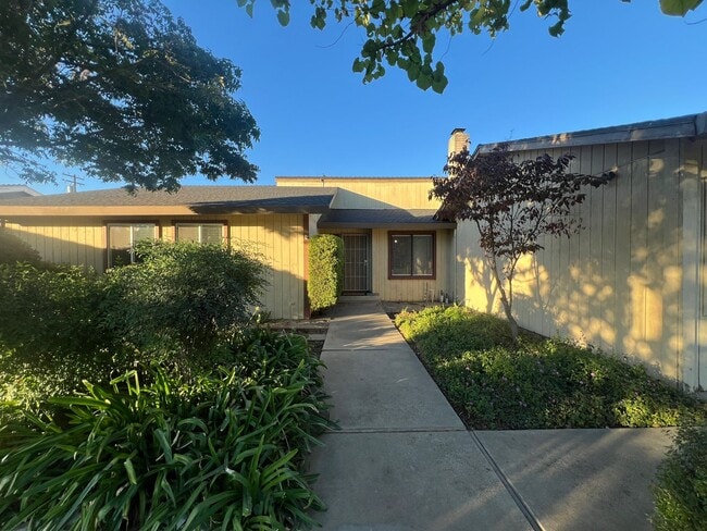 Building Photo - Single story home located in Lakewood Elementary School District!