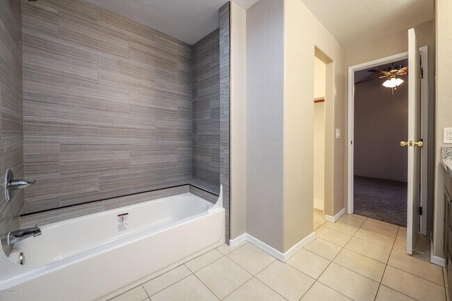 Building Photo - 4021 N Weimer Pl