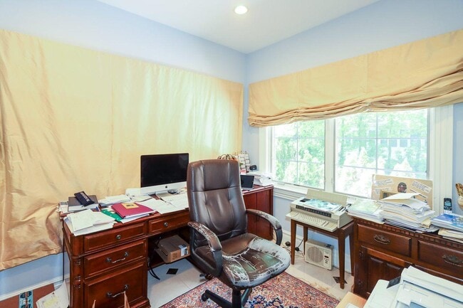Building Photo - 10 Woodbourne Rd
