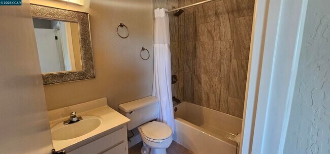 Building Photo - 1597 Ashwood Dr