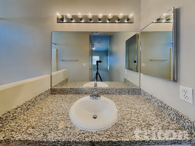 Building Photo - 6232 Diazo St