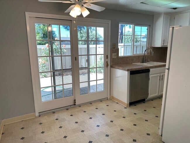 Building Photo - Beautifully updated 2 bedroom, 2.5 bathroom Townhouse in West San Jose!