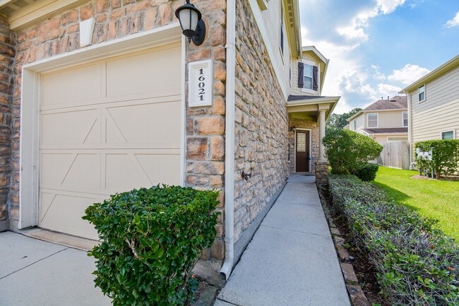 Building Photo - 16021 Summerville Lake Dr