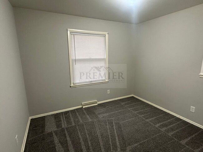 Building Photo - 3 bed / 2 1/2 bath house for rent-9720 Hil...