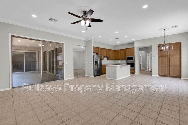 Building Photo - 1550 N Robin Ln