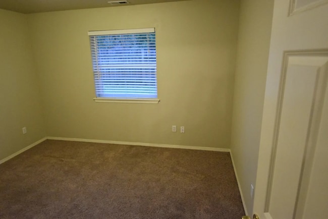 Building Photo - 13420 Des Moines Memorial Dr S