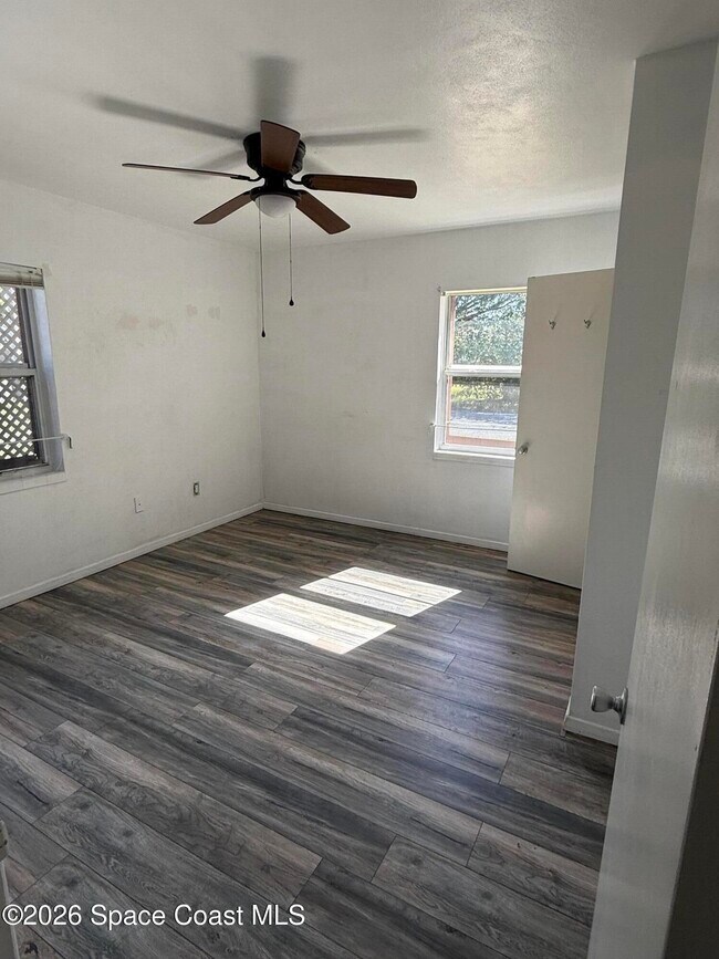 Building Photo - 805 Camellia Dr