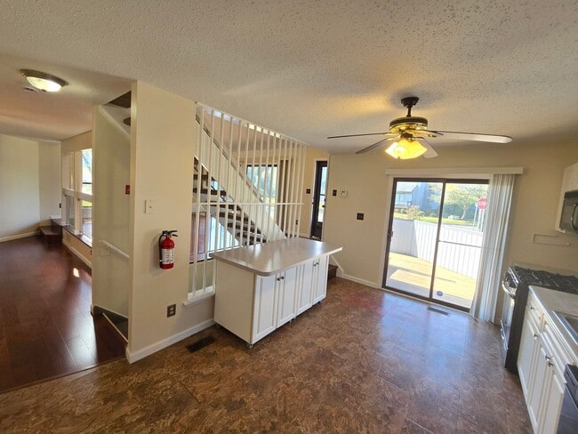 Building Photo - Spacious, freshly painted end-unit townhou...