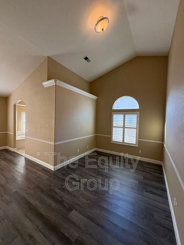 Building Photo - 6227 W Oak Ave