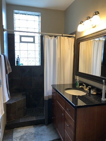 Building Photo - 2121 N Sheffield Ave