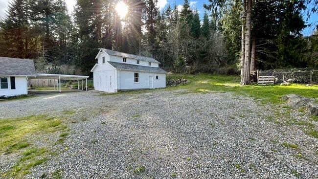 Building Photo - Country Living Home On Over Half An Acre! ...