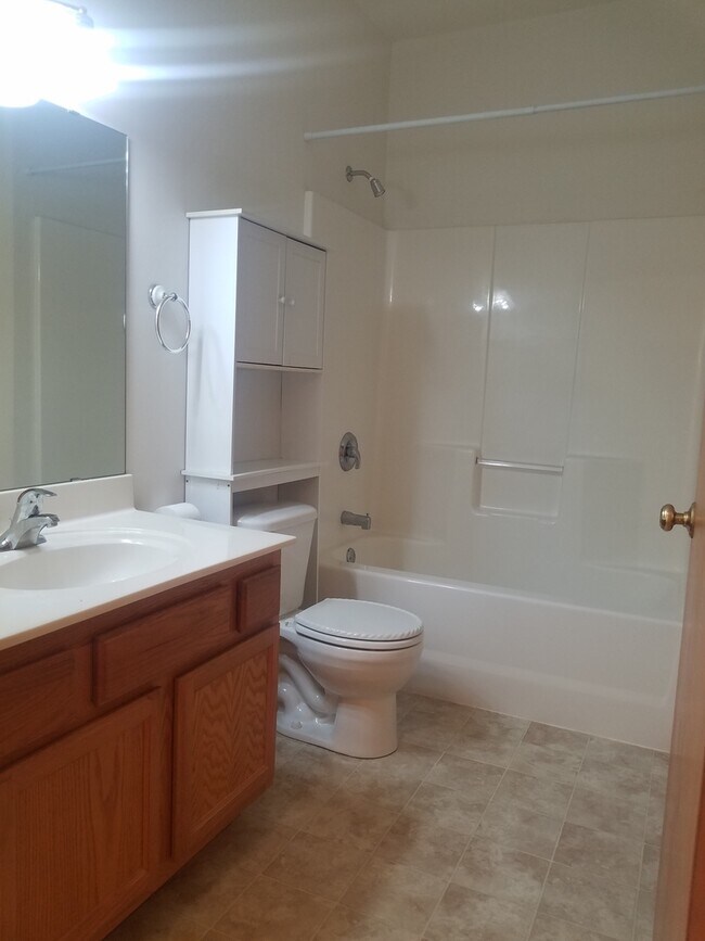 Building Photo - Beautiful spacious main floor living! NW R...