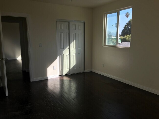 Building Photo - 83(430)