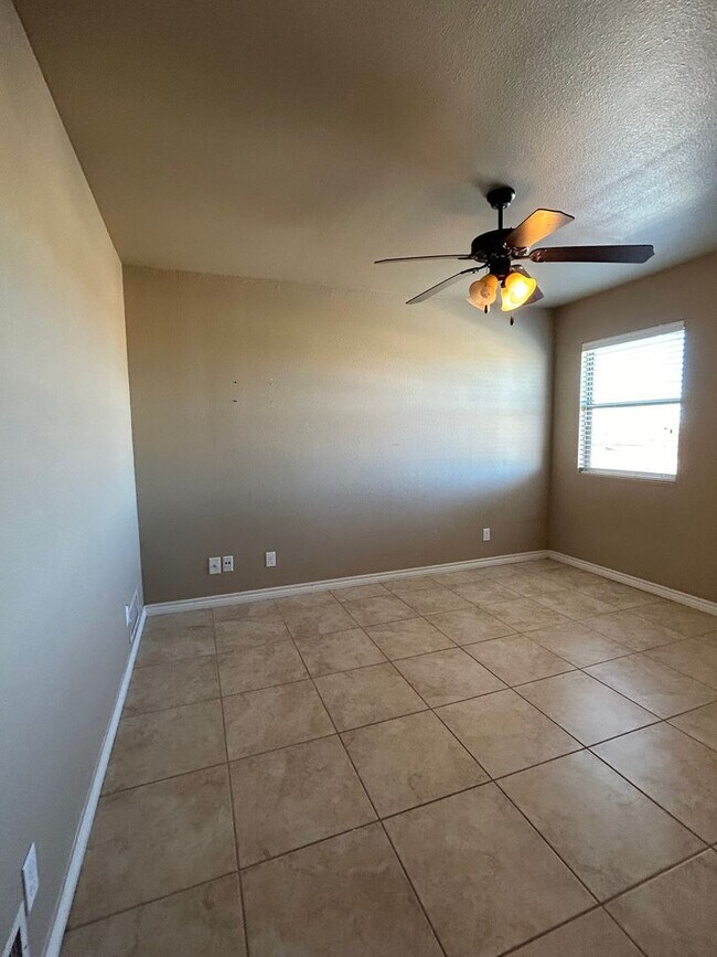 Building Photo - Townhome is the Eastside