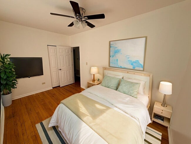 Building Photo - 1322 W 57th St