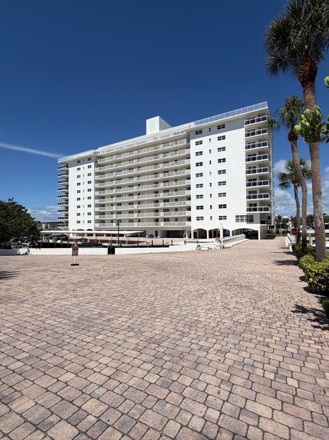 Building Photo - 1160 Hillsboro Mile